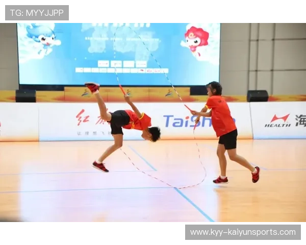 自由泳队进行专项耐力训练，冲刺阶段表现亮眼