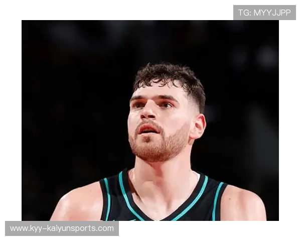 足球运动员不满被换下怒摔毛巾 足球运动员不满被换下怒摔毛巾